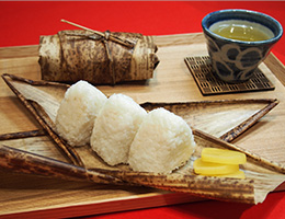 写真 白(ハク)米のおにぎり